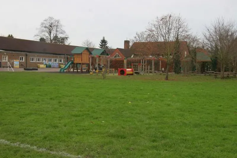 Garden at Film location J213 in London (photo 74)