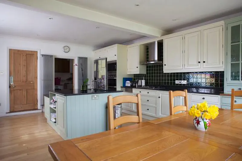 Kitchen at Elegant Ealing house, B1667 (photo 2)