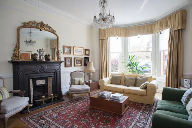 Drawing room at Elegant Ealing house, B1667 (photo 3)