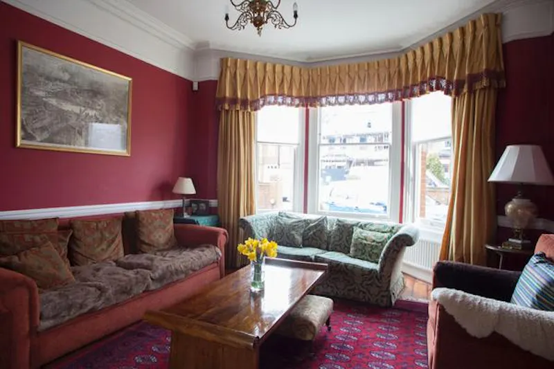 Living Room at Elegant Ealing house, B1667 (photo 5)