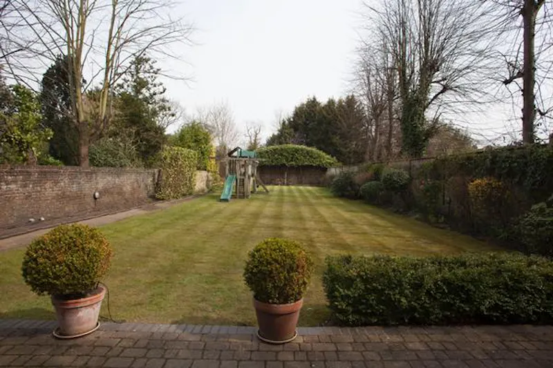 Garden at Elegant Ealing house, B1667 (photo 11)