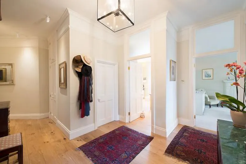 Entrance hall at Hurlingham mansion flat, F1076 (photo 2)
