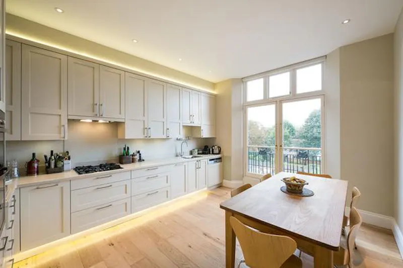 Kitchen at Hurlingham mansion flat, F1076 (photo 5)