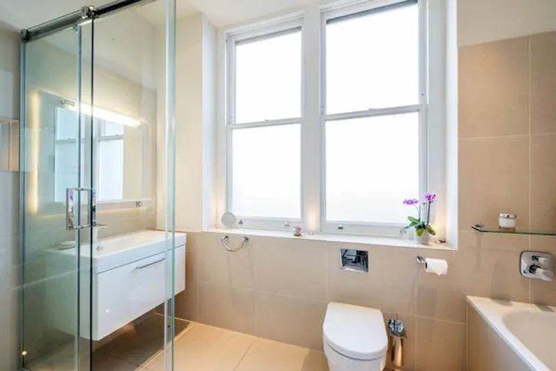 Bathroom at Hurlingham mansion flat, F1076 (photo 8)