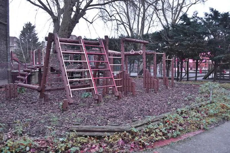 Garden at Film location CH94 in London (photo 16)