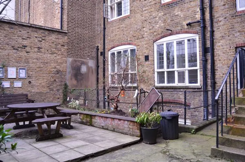Garden at Latimer Road sports hall, Q106 (photo 32)