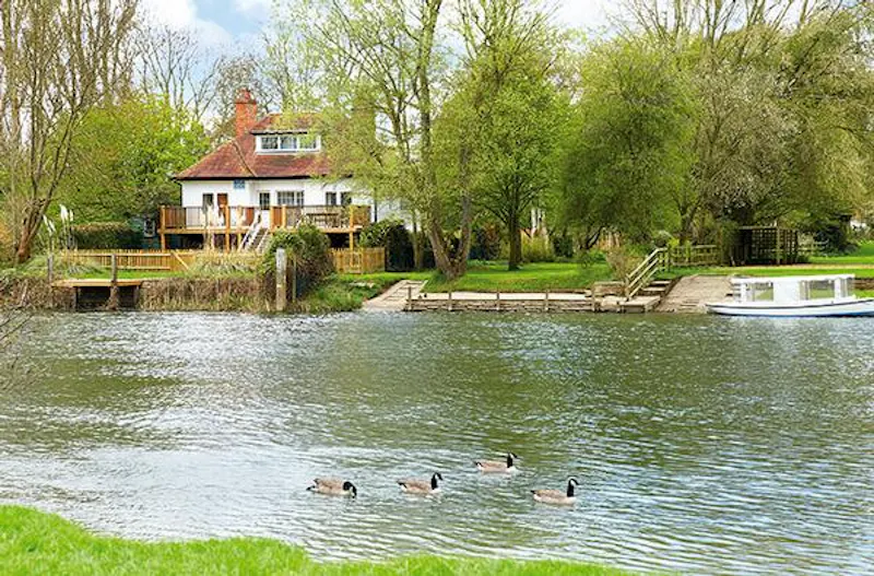 Views - country at Film location D2213 in Oxfordshire (photo 1)