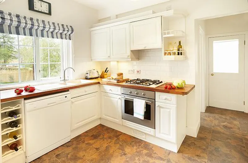 Kitchen at Film location D2213 in Oxfordshire (photo 2)
