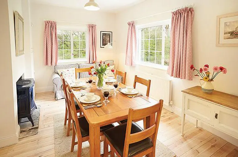 Dining room at Film location D2213 in Oxfordshire (photo 3)