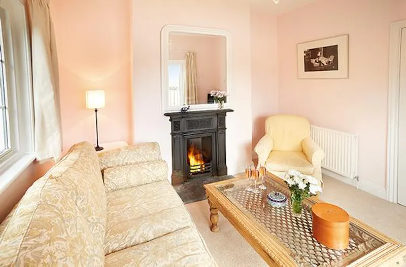 Fireplace at Film location D2213 in Oxfordshire (photo 4)