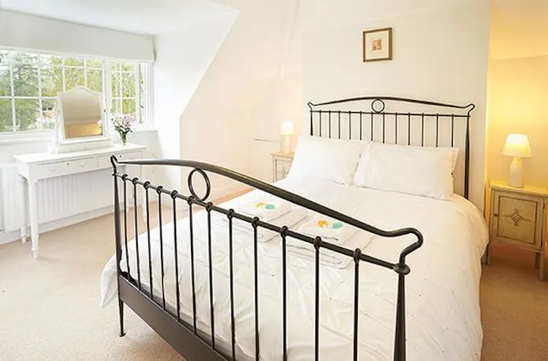 Bedroom at Film location D2213 in Oxfordshire (photo 7)
