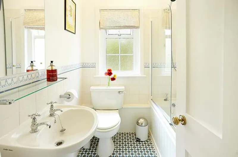 Bathroom at Film location D2213 in Oxfordshire (photo 8)