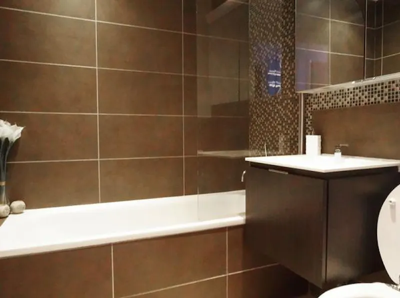 Bath at Contemporary Clapham mews, D2214 (photo 19)