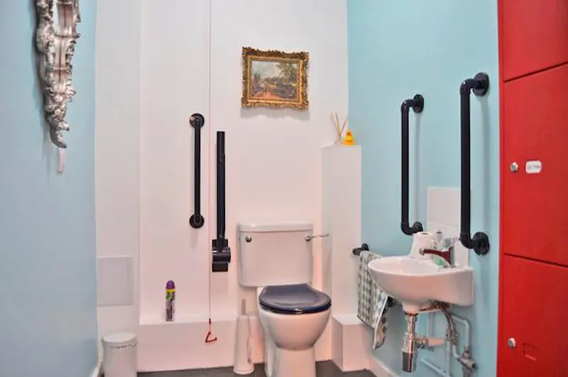 Bathroom at Film location T149 in London (photo 11)