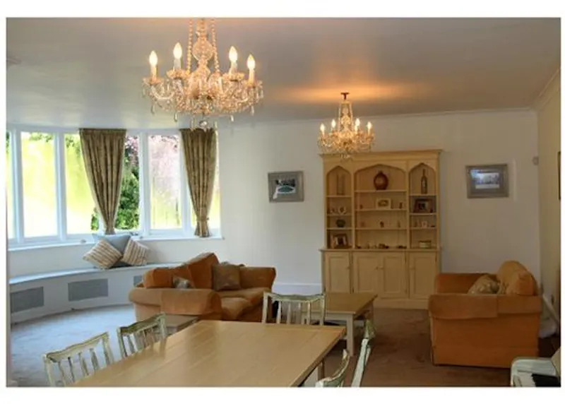 Dining room at Film location D2216 in Berkshire (photo 5)
