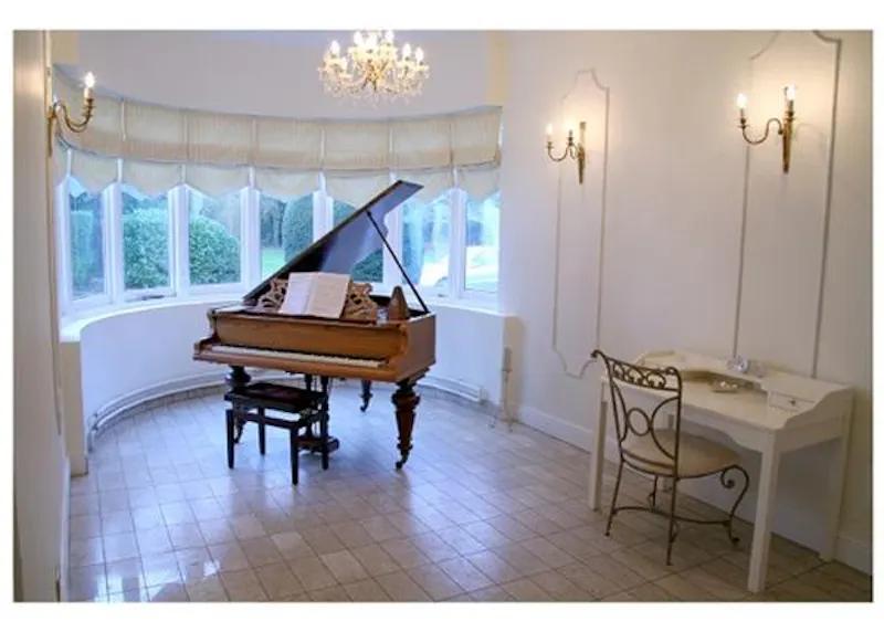 Piano at Film location D2216 in Berkshire (photo 7)
