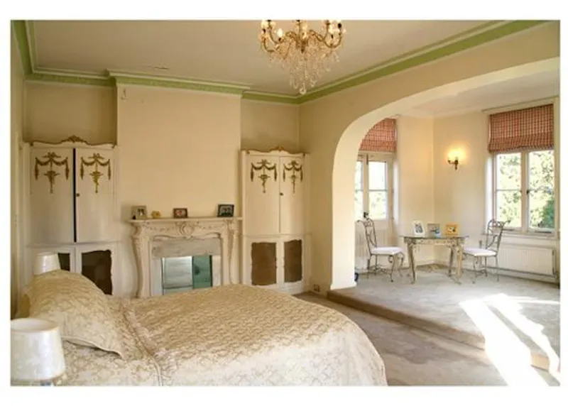 Bedroom at Film location D2216 in Berkshire (photo 13)