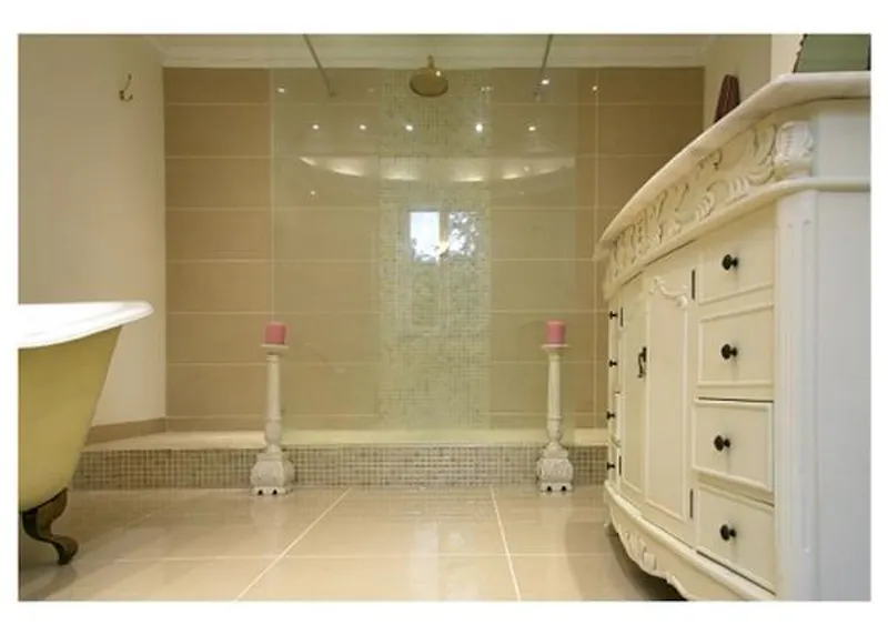 Wetroom at Film location D2216 in Berkshire (photo 15)