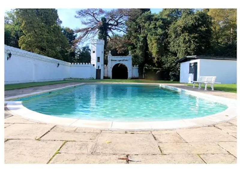 Swimming pool - outdoor at Film location D2216 in Berkshire (photo 25)