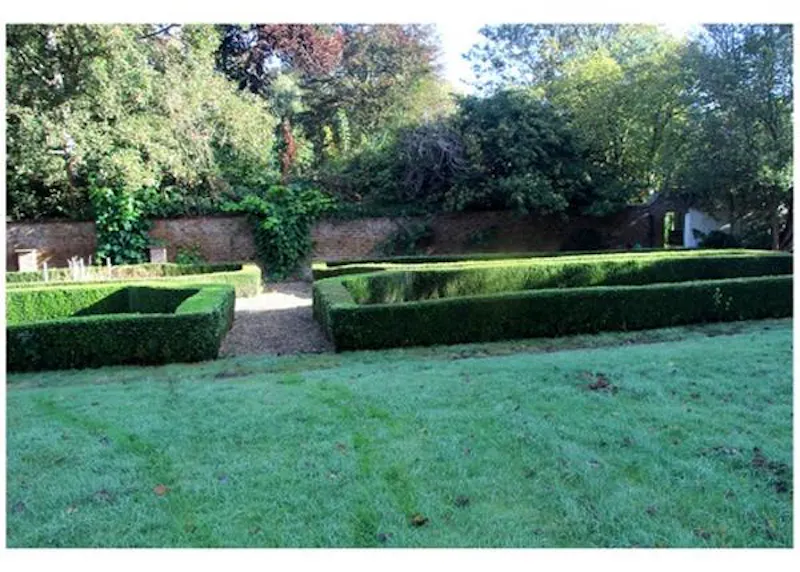 Garden - formal at Film location D2216 in Berkshire (photo 28)