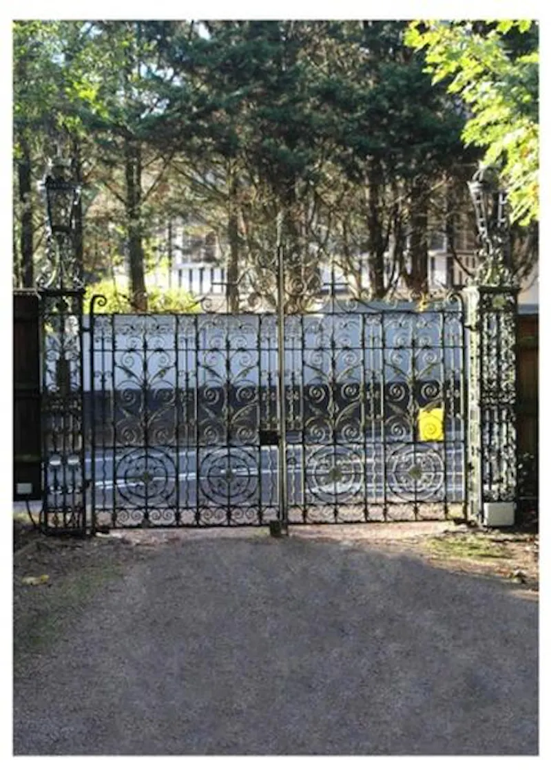 Gate at Film location D2216 in Berkshire (photo 30)