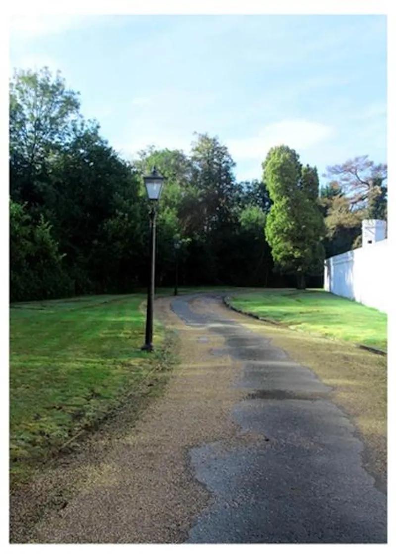 Driveway at Film location D2216 in Berkshire (photo 31)
