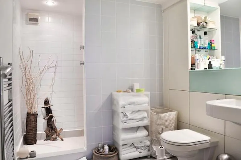 Bathroom at Union wharf mezzanine apartment, F1079 (photo 23)