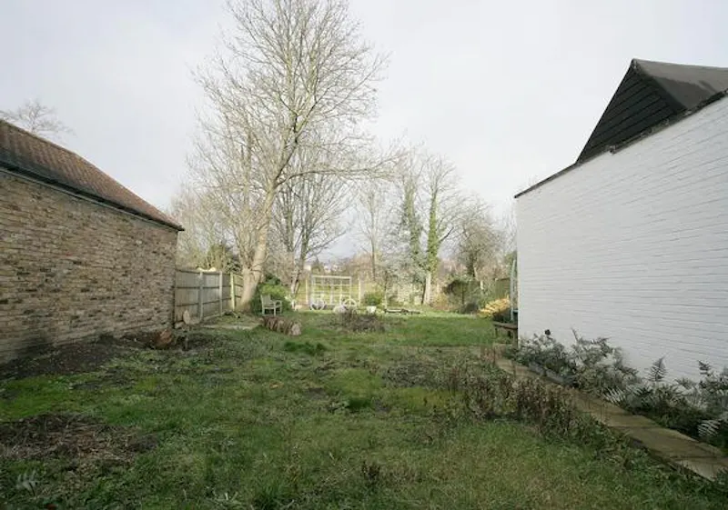 Garden at Light, bright Kilburn house, B1673 (photo 24)