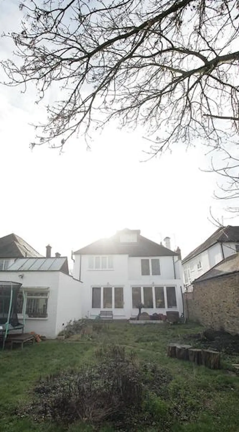 Light, bright Kilburn house, B1673 (photo 28)