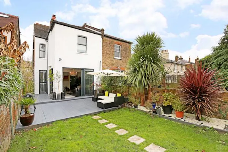 Ealing family home, B1674 (photo 1)