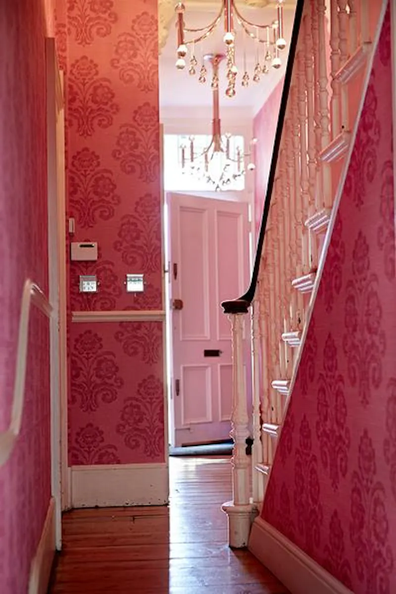 Entrance hall at Shepherd's Bush gold house, B1675 (photo 2)