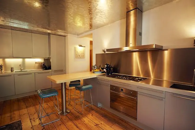 Kitchen at Shepherd's Bush gold house, B1675 (photo 12)