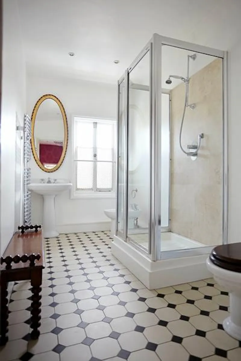 Bathroom at Shepherd's Bush gold house, B1675 (photo 18)