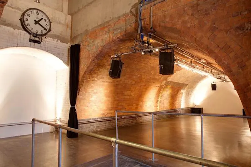 Arched event space in Old Street, N399 (photo 6)