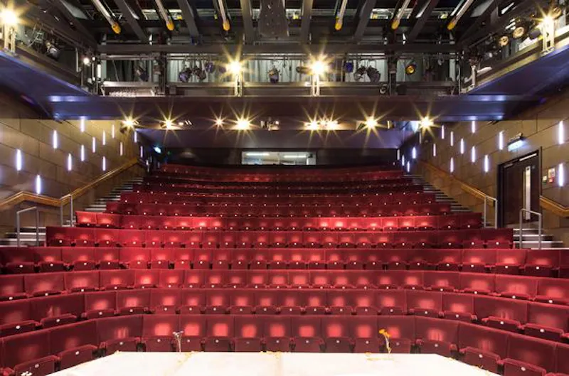 Modern Victoria theatre, P592 (photo 10)