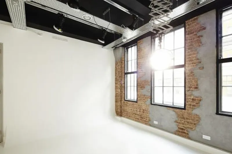 Exposed brick at Oxford Circus studios , N400 (photo 1)