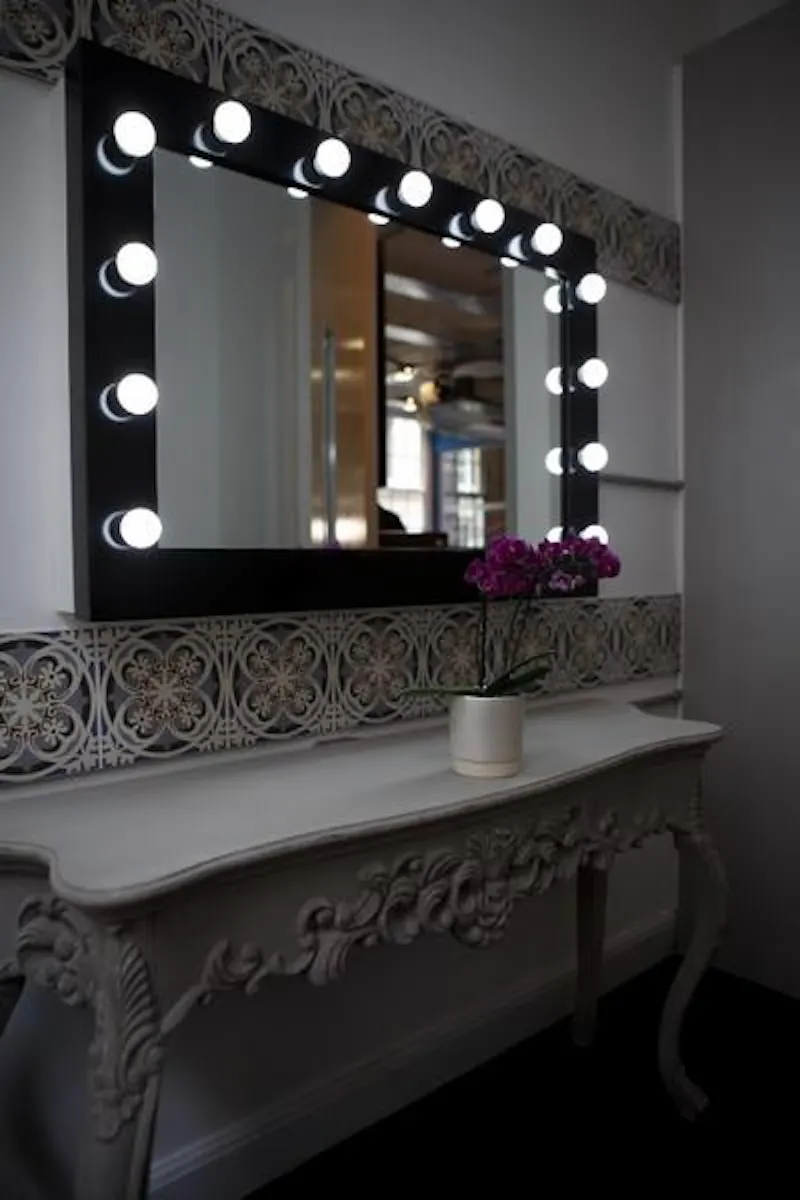 Dressing room at Oxford Circus studios , N400 (photo 7)
