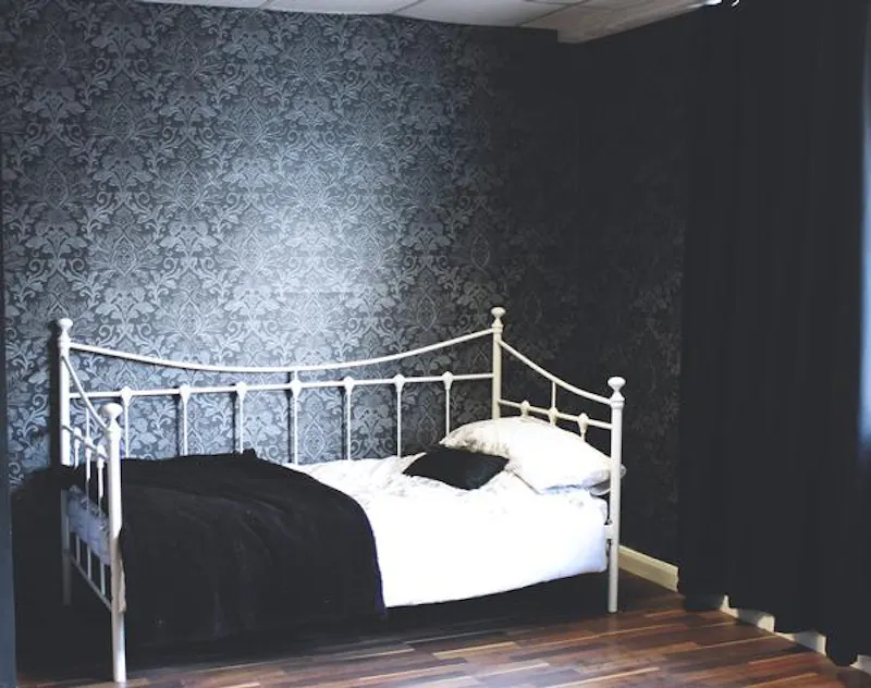 Bedroom at Harlow studio with boxing ring, N401 (photo 2)