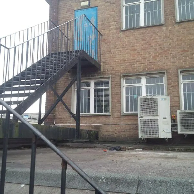Staircase at Harlow studio with boxing ring, N401 (photo 20)