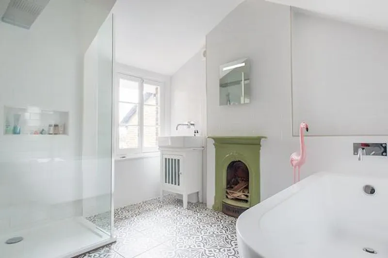 Bathroom at Stunning Hampton Court house, B1677 (photo 14)