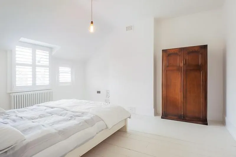 Bedroom at Stunning Hampton Court house, B1677 (photo 12)