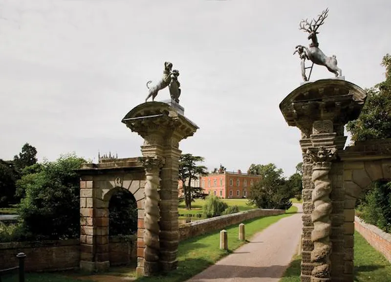 Driveway at Grand estate with chapel in Willington, A1381 (photo 40)