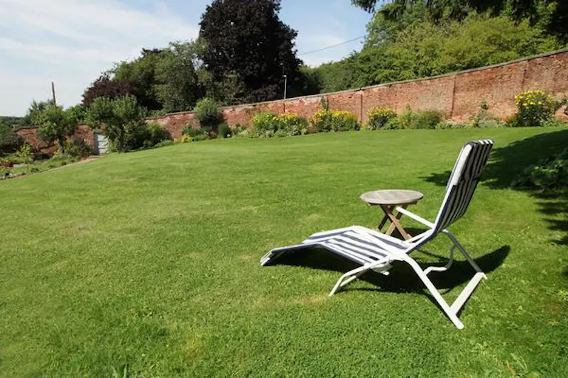 Garden at Luxurious Willington manor house, A1382 (photo 34)
