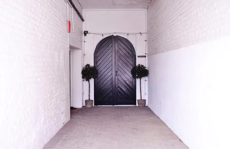 Entrance hall at Balham tropical cube house, K401 (photo 2)