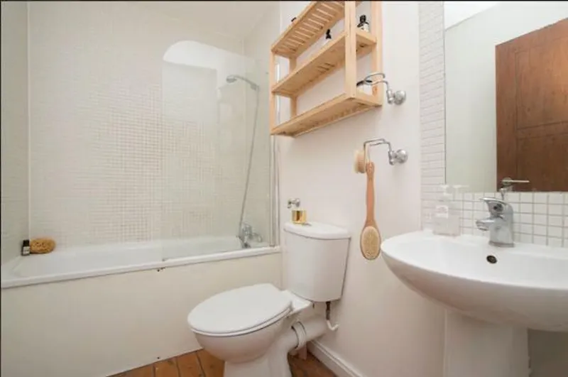 Bathroom at Modern London Fields apartment, F1085 (photo 9)