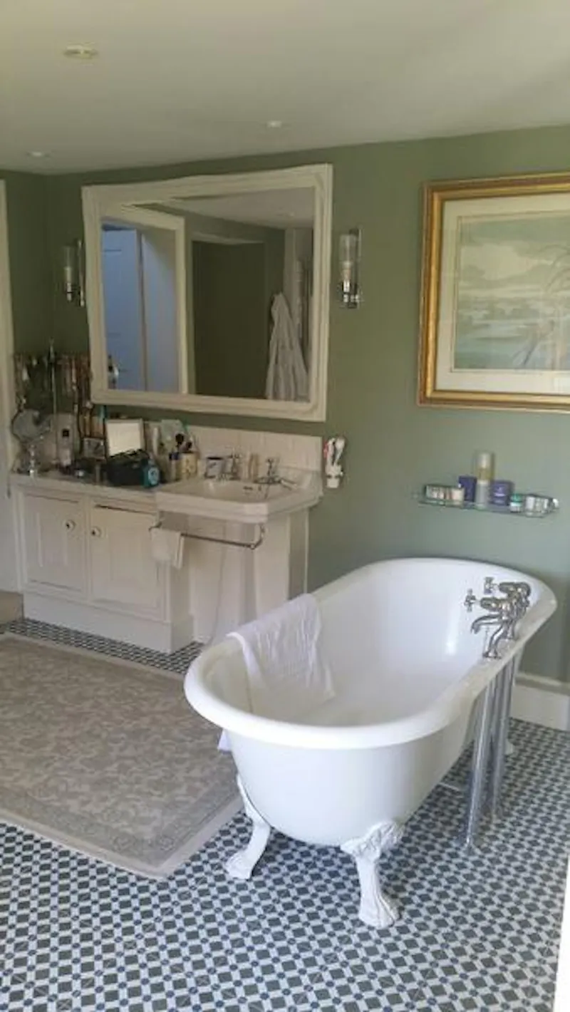 Bathroom at Film location C857 in Gloucestershire (photo 18)