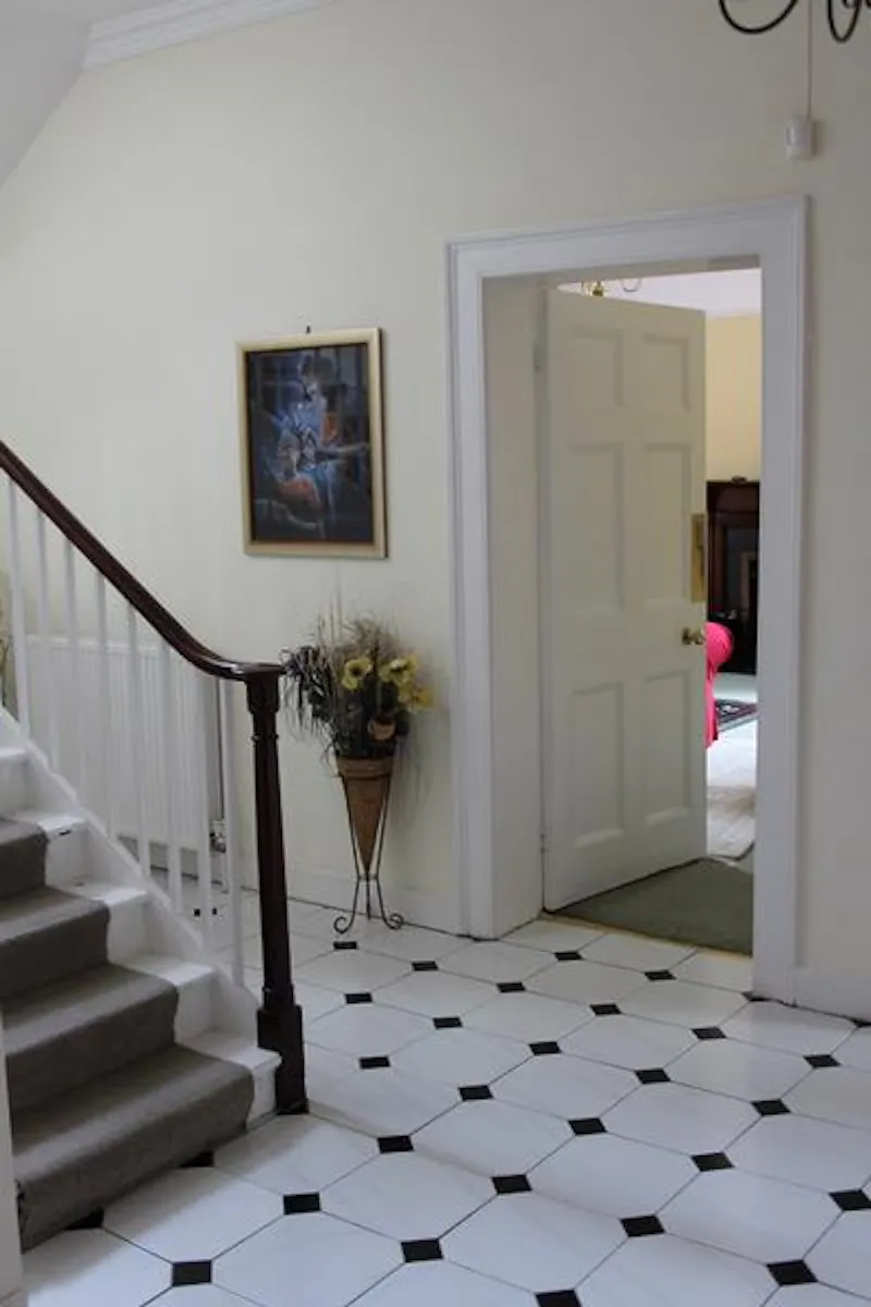 Staircase at Country house in Nursling , B1682 (photo 4)
