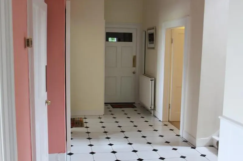Entrance hall at Country house in Nursling , B1682 (photo 6)