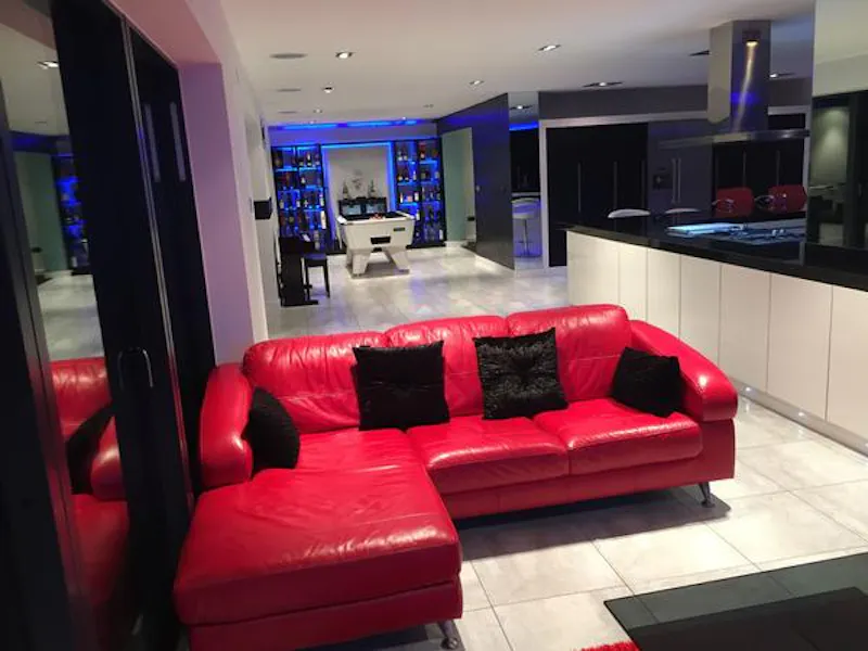 High tech Northampton home, D2221 (photo 12)