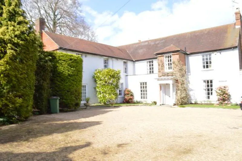 Driveway at Grade II country home in Steyning, E418 (photo 1)